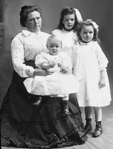 Belle Gunness With Children